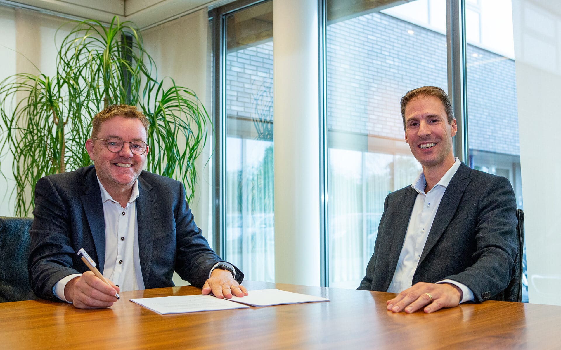 Jos Hoonhout en Erwin van Toor tekenen het contract