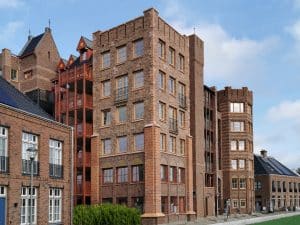 Historisch bakstenen gebouw met torentjes en houten balkons.